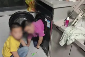 小男孩下半身被卡洗衣机 全程淡定围观救援自己图片