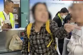 犯众怒！女子一人排队却招呼全团插队！图片