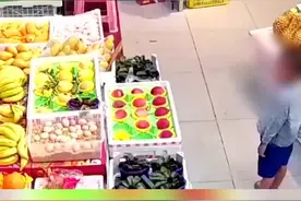 男孩用手戳坏水果店一箱水蜜桃 店主：家长应该不知晓，很无奈图片