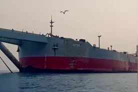 总台记者看世界｜船舱进水、结构老化……红海上漂浮八年的“不定时炸弹”萨菲尔号油轮如何拆除？图片