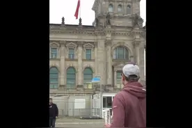 二战纪念活动期间，德国柏林国会大厦被插上“胜利旗”图片