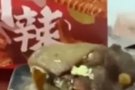 女子称鸭脖鸭头吃出虫卵，商家：隔一天才说，天很热图片
