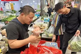 算账速度“秒杀”计算器！西安菜市场上这一幕让顾客点赞……图片