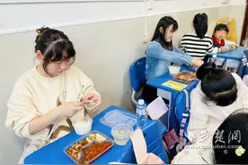 品味舌尖上的“廉”味！恋湖小学邀请家长暖心陪餐图片