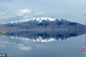 新疆博州：赛里木湖与雪山相互映衬宛如仙境图片