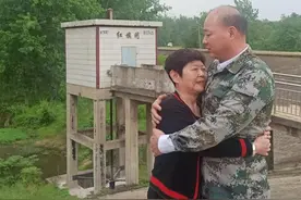 二十五载“兵妈妈”续前缘，赤壁重逢母子情图片