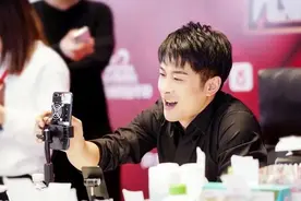 辛巴现身泰国带货：单场销售额超8亿 光榴莲就卖了3亿图片