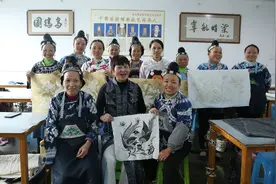大山里盛开着“蓝莲花”图片