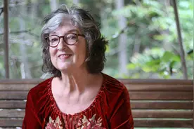 普利策小说奖105年来首次授予两位作家，芭芭拉·金索沃和赫尔南·迪亚兹获奖图片