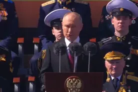 普京在胜利日红场阅兵式上发表讲话，演讲最后喊“为了胜利”和“乌拉”图片