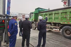 杭州钱塘区下沙街道安全文明出行  做好渣土车“监管一件事”图片