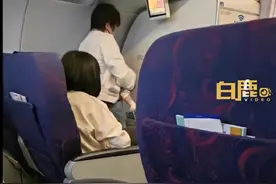 婴儿坐飞机哭闹，宝妈挨个发耳塞道歉，同舱乘客：这种为人着想的行为善良又温暖图片