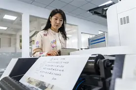 青年人物｜爱书的她用科技“复活”非遗工艺龙鳞卷图片