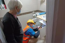 武汉市武昌这个社区共建单位，为重点老年群体上门维修送爱心图片