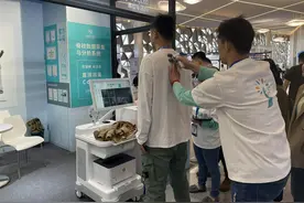 聚焦脊柱健康|脊柱侧弯成青少年“健康杀手” 无辐射检测设备将用于大规模筛查图片