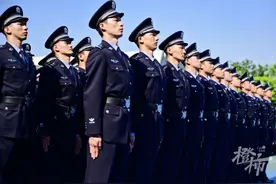 “踢腿带风，落地砸坑”，这些警察蜀黍气质好气场也足图片