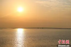 江西金溪湖现壮美日落景观 金色湖面波光粼粼图片