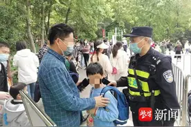 民警动物园执勤 ，一天“捡”到三名儿童图片