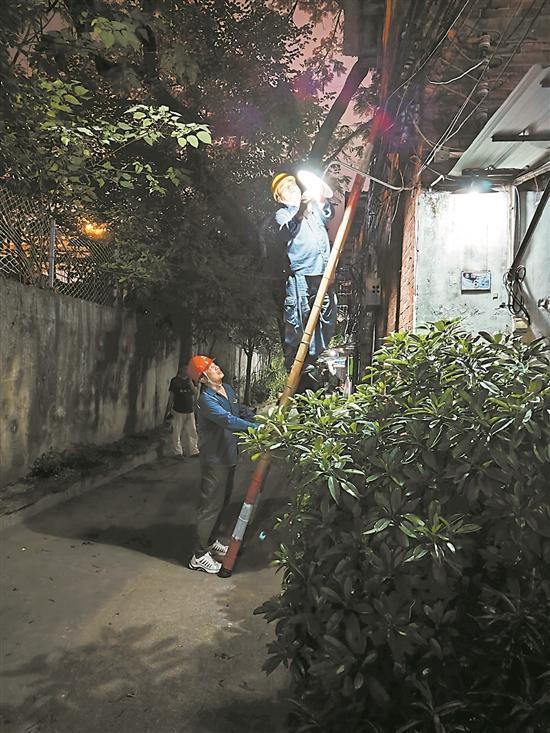 广州老旧小区加装路灯，照亮街巷回家路