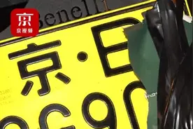 北京深夜，男子二环里骑摩托遮挡号牌，还试图闯卡！图片