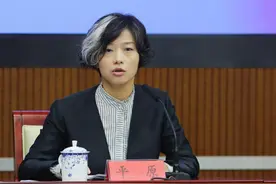 女副区长“白色发型”引关注！官方回应图片