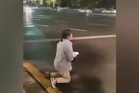 警方回应“男子街头拦车母亲下跪道歉”：儿子有精神疾病图片