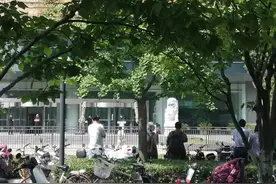 地方银保监局领导赶赴北京参会，媒体蹲守银保监会门口图片