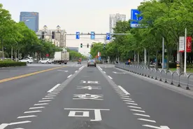 注意！这个路口标志标线有变化，别走错！图片