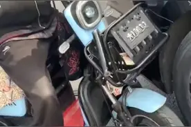 小伙开车被大爷电动车剐蹭要求赔偿，大爷说没钱还打了小伙一拳，网友：果然嘴里没牙的都惹不起啊图片