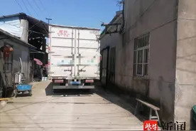 厢式货车进入城郊小马路，司机疏忽拉断道路上空线缆图片