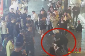 帅气！人群中吉首特警单手制服醉酒闹事男子图片