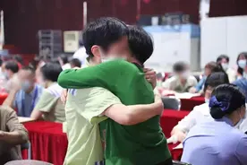 监狱里的母亲节，穿越高墙的相拥图片