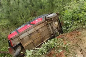 万年一对母女翻车滚到30米山坡下……关键时刻，货车司机出手了！图片