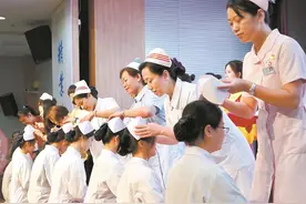 又一批准护士将走上临床一线图片