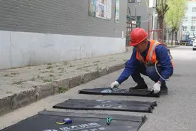 赶在汛期前给漏雨的老楼贴上“安心贴”图片