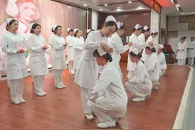 图片新闻｜“5·12”国际护士节 为新入职护士授帽图片
