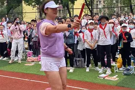 校长领跑运动会开幕式，小学生们沸腾了图片