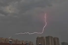 轰隆隆！快看！道道闪电正划过京城天空——图片