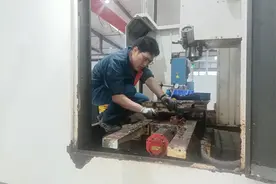 一手黑、一身油，成就微米级烟台大工匠图片