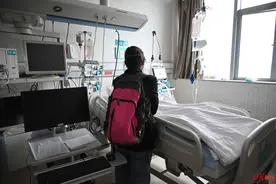 一个母亲的抉择：没等来移植肾源，她决定捐出儿子的可用器官图片