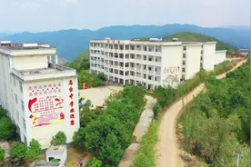 马台乡：老师带着学生一起“挖”出个花香校园图片