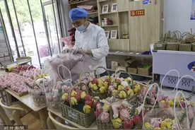 临沂：母亲节将至 花馍花篮走俏图片