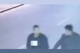 两名男子进行弹弓比赛，路边多个电动车倒车镜被打坏图片