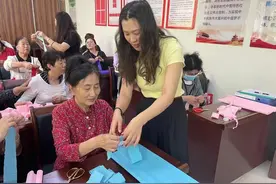 幸福城第二社区开展“美丽绽放 指上添花”手工花朵DIY母亲节主题活动图片