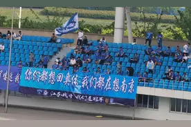 南京城市VS无锡吴钩，无锡球迷的这条横幅令人感动！图片