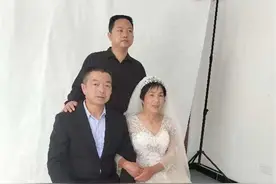 庆母亲节，武汉东西湖这个社区免费为居民拍摄全家福图片