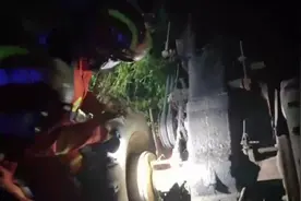 果然视频|深夜，一拖拉机失控冲进路边沟，众人合力救出被困男子图片
