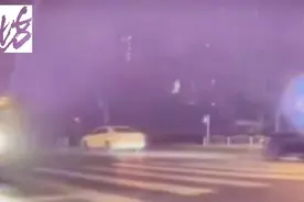 过路车辆惊了！上海街头一轿车“仰躺”，车主不见踪影……图片