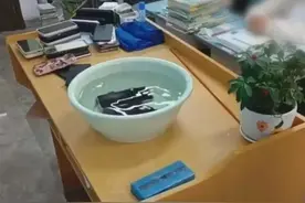 泡手机，罚跪爬，如此“教育”要不得图片