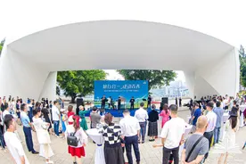 用高雅的形式把文化艺术送进社区——市、区知联会举办草地音乐朗诵会图片